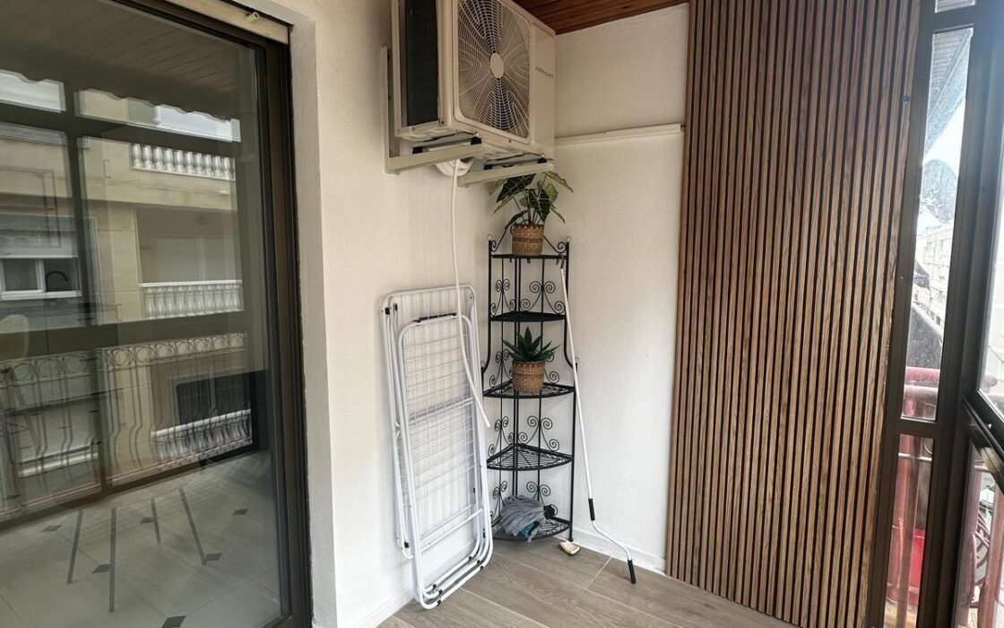 Апартамент в Торревьехе 61 кв.м у моря с террасой