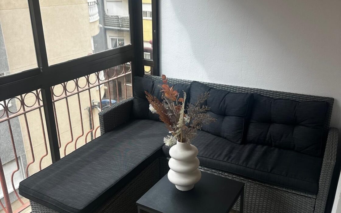 Апартамент в Торревьехе 61 кв.м у моря с террасой