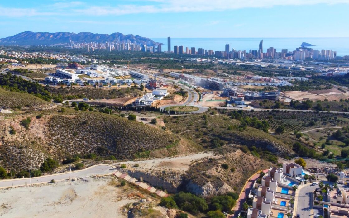 Вилла с 5 спальнями и террасой в Финестрате 242 кв.м