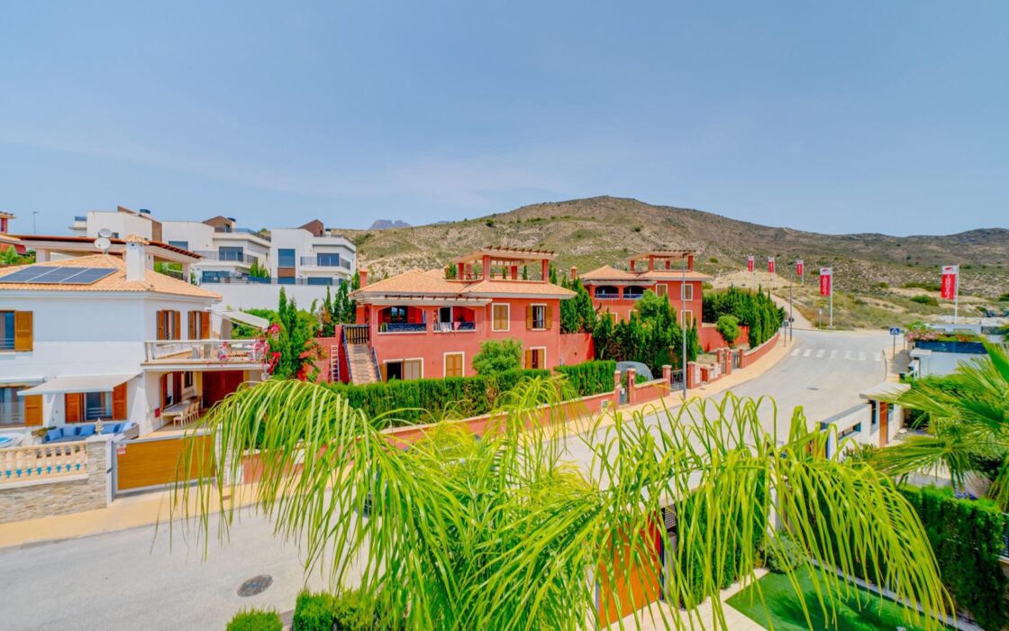 Вилла с 5 спальнями и террасой в Финестрате 242 кв.м