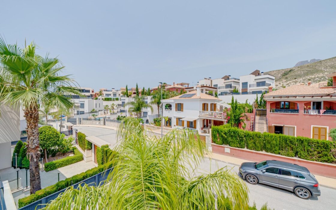 Вилла с 5 спальнями и террасой в Финестрате 242 кв.м