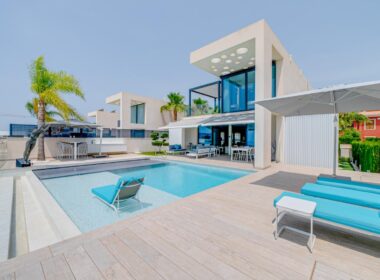 Вилла с 5 спальнями и террасой в Финестрате 242 кв.м