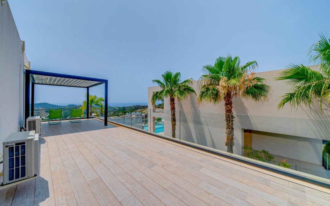 Вилла с 5 спальнями и террасой в Финестрате 242 кв.м