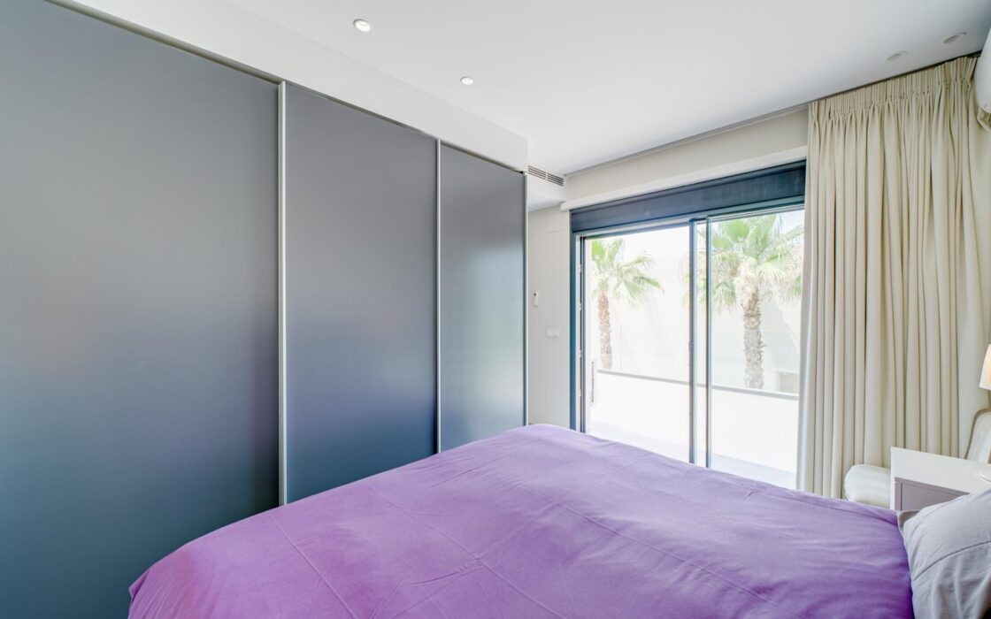 Вилла с 5 спальнями и террасой в Финестрате 242 кв.м