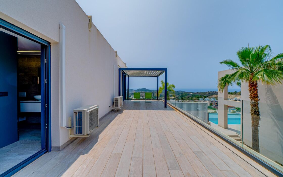 Вилла с 5 спальнями и террасой в Финестрате 242 кв.м