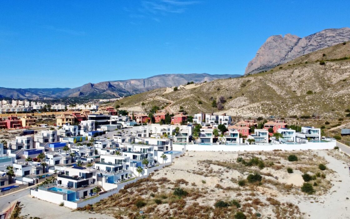 Вилла с 5 спальнями и террасой в Финестрате 242 кв.м