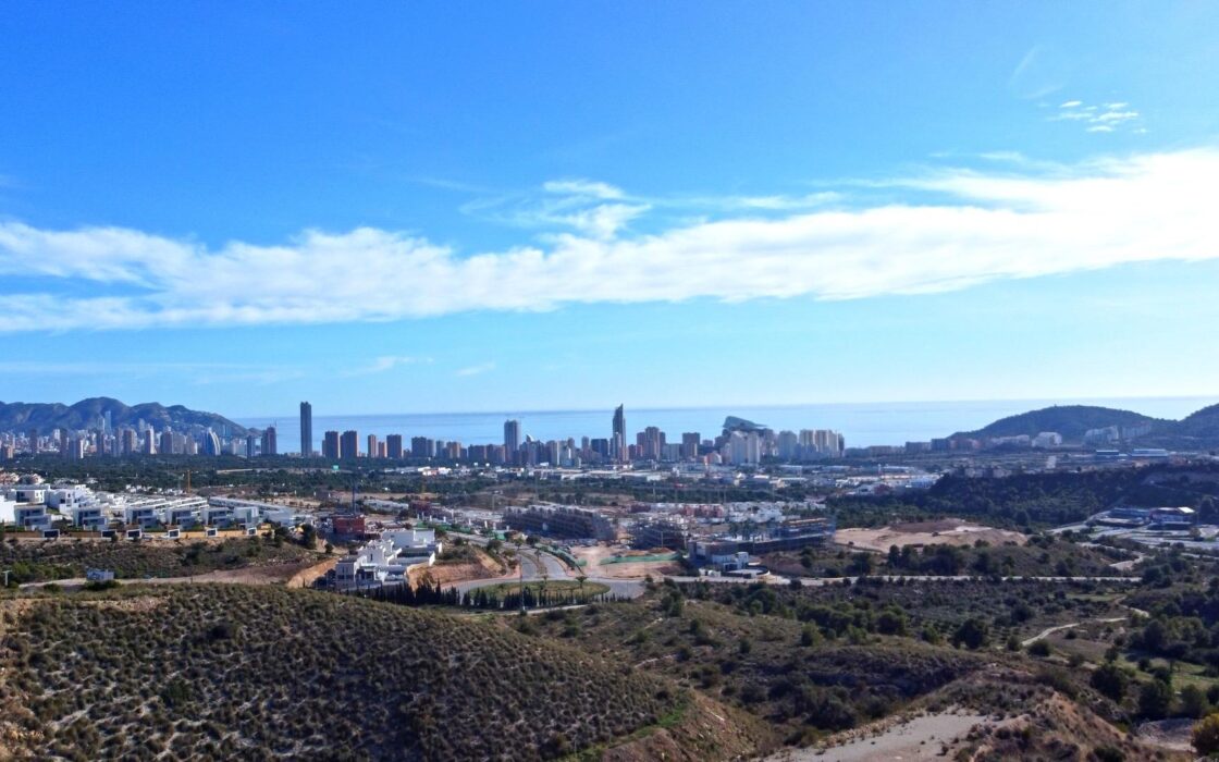 Вилла с 5 спальнями и террасой в Финестрате 242 кв.м