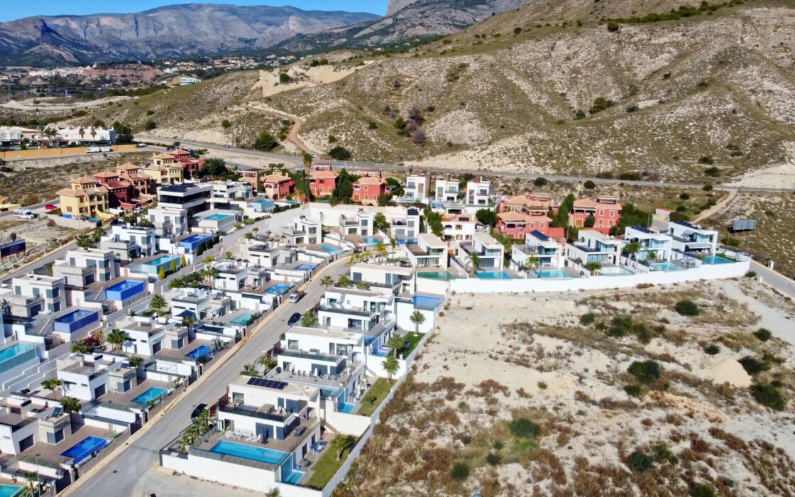 Вилла с 5 спальнями и террасой в Финестрате 242 кв.м