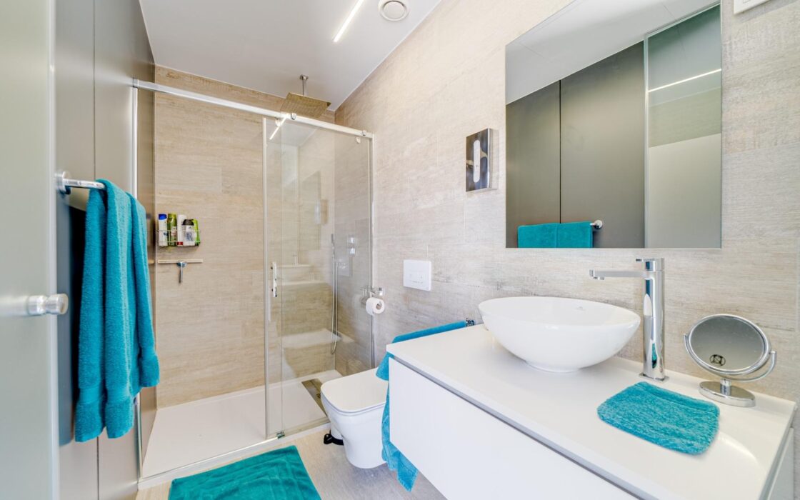 Вилла с 5 спальнями и террасой в Финестрате 242 кв.м