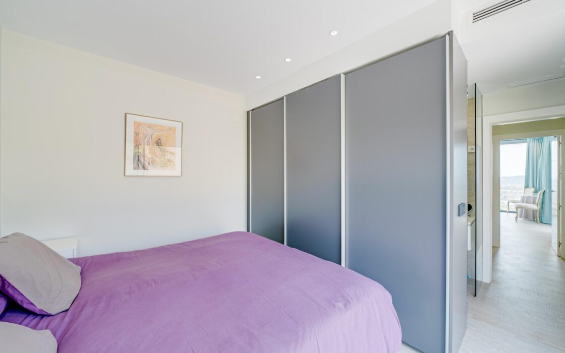 Вилла с 5 спальнями и террасой в Финестрате 242 кв.м