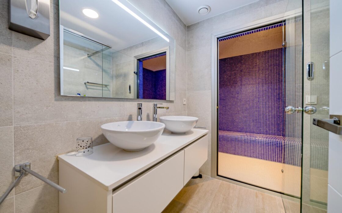 Вилла с 5 спальнями и террасой в Финестрате 242 кв.м