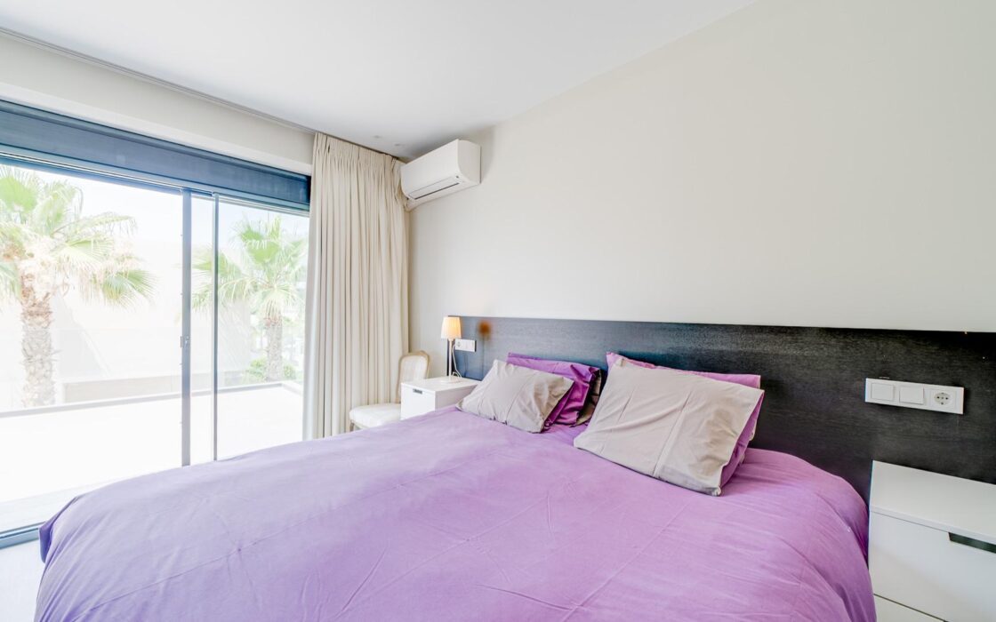 Вилла с 5 спальнями и террасой в Финестрате 242 кв.м