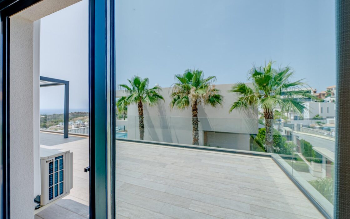 Вилла с 5 спальнями и террасой в Финестрате 242 кв.м