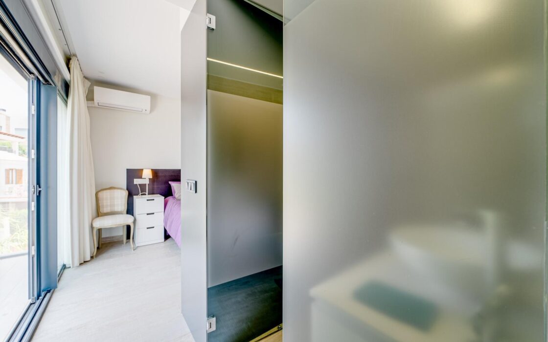 Вилла с 5 спальнями и террасой в Финестрате 242 кв.м