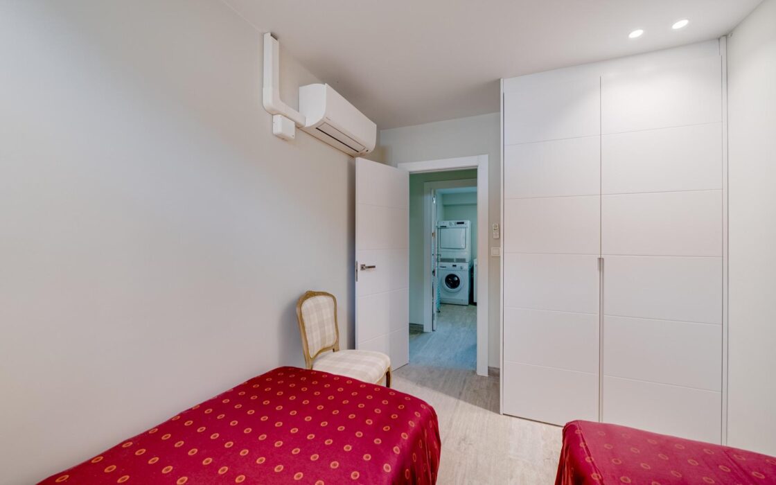 Вилла с 5 спальнями и террасой в Финестрате 242 кв.м