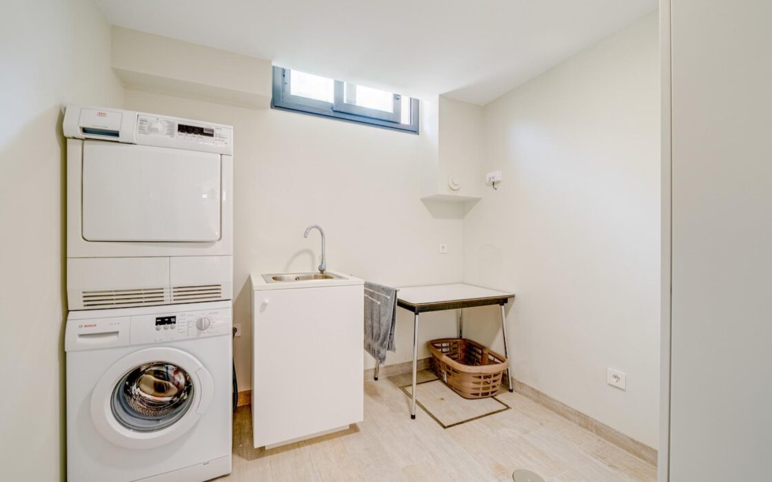 Вилла с 5 спальнями и террасой в Финестрате 242 кв.м