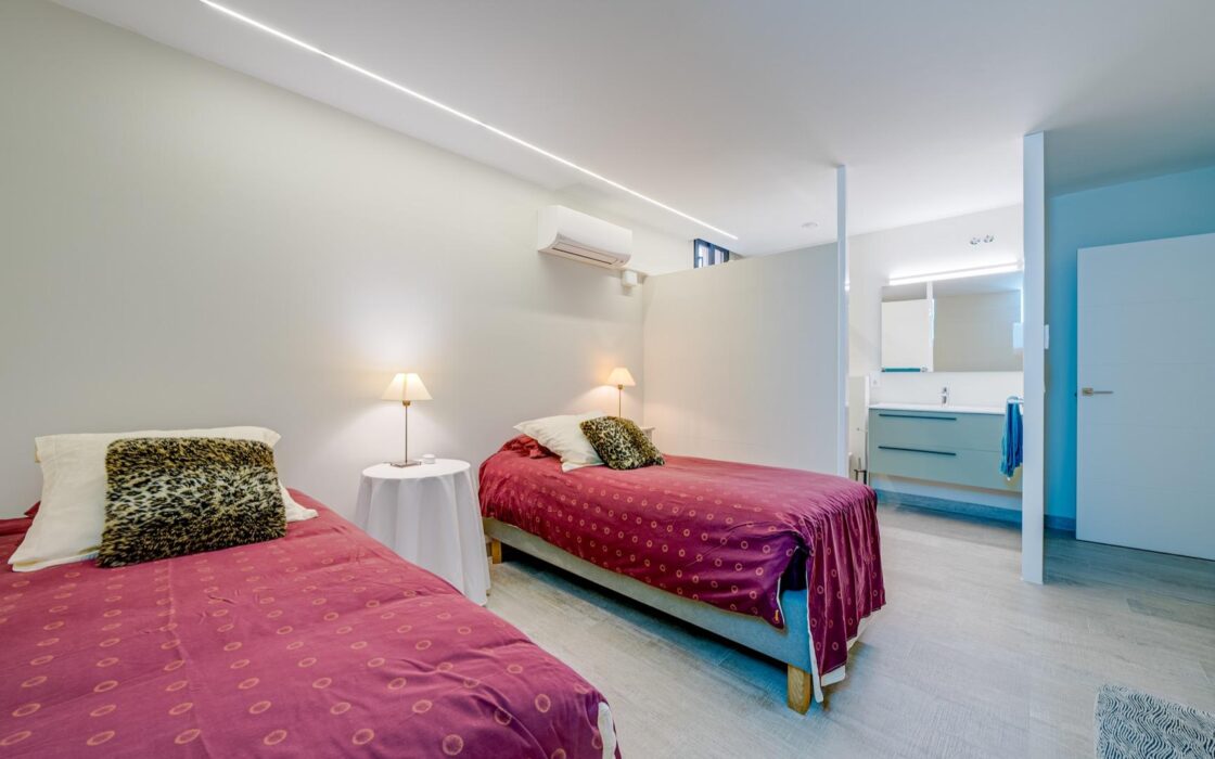 Вилла с 5 спальнями и террасой в Финестрате 242 кв.м