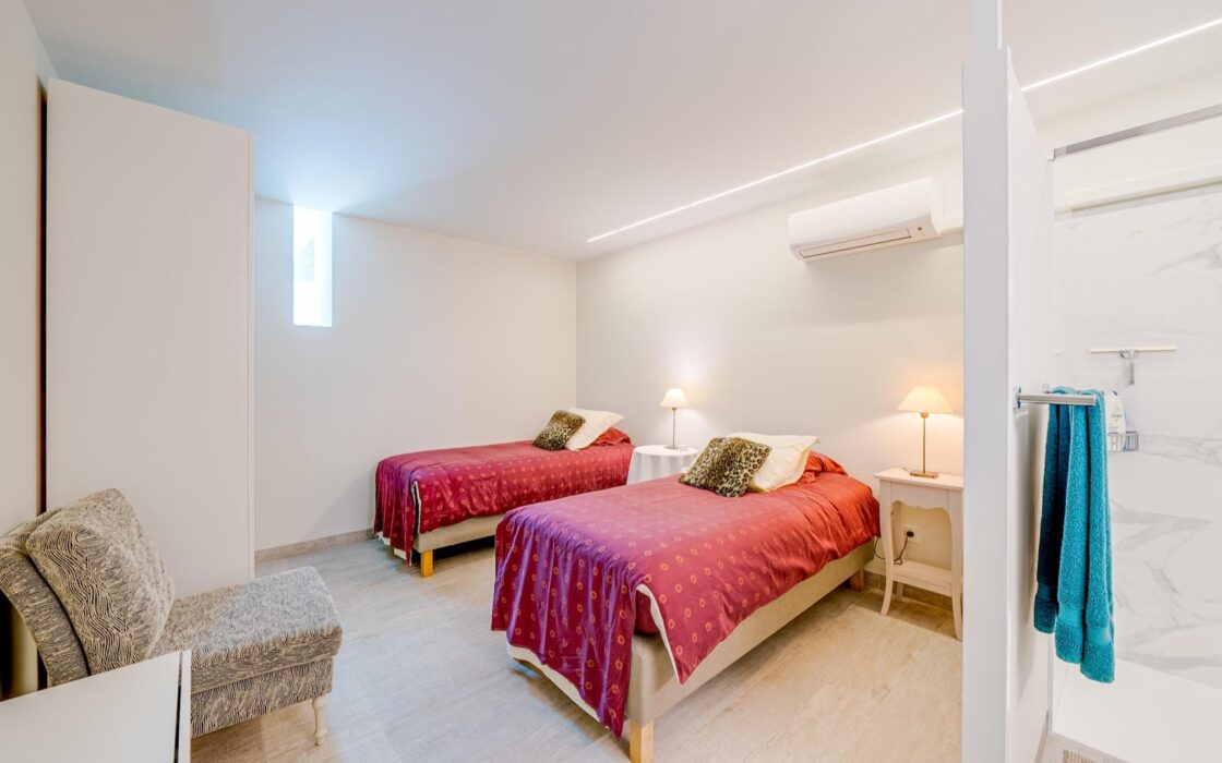 Вилла с 5 спальнями и террасой в Финестрате 242 кв.м