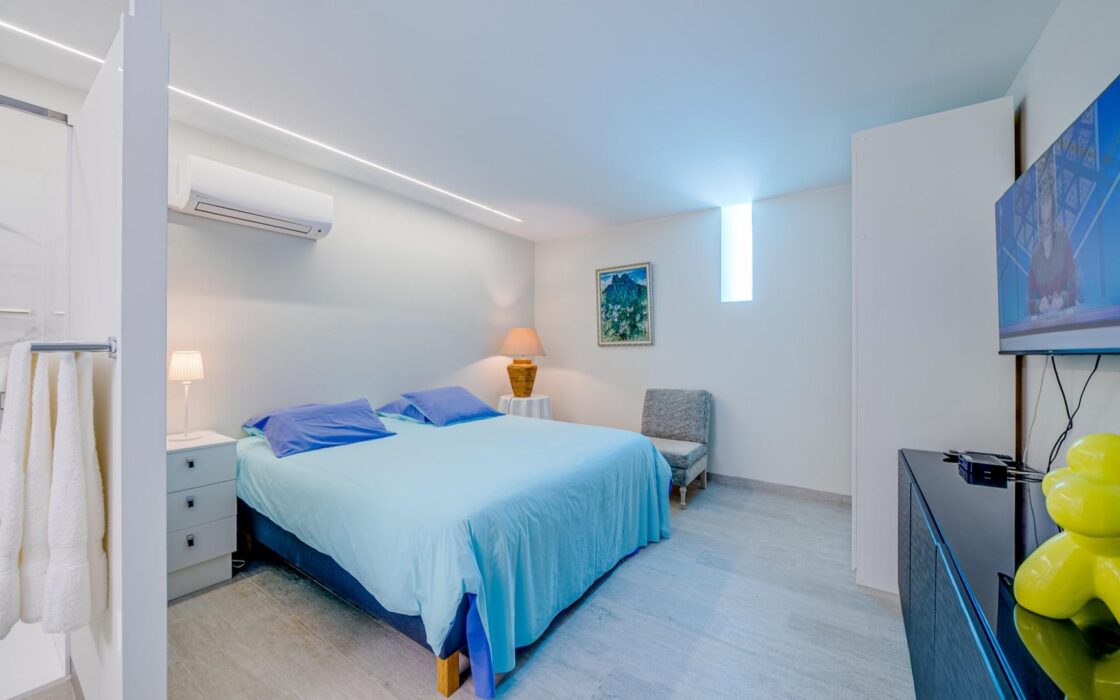 Вилла с 5 спальнями и террасой в Финестрате 242 кв.м