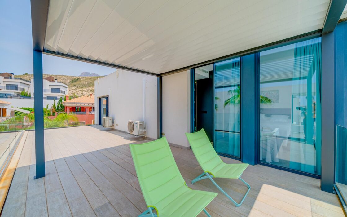 Вилла с 5 спальнями и террасой в Финестрате 242 кв.м