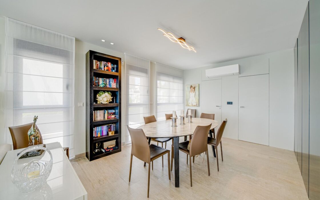 Вилла с 5 спальнями и террасой в Финестрате 242 кв.м