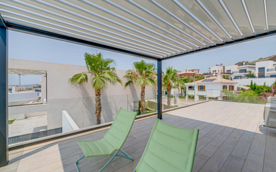 Вилла с 5 спальнями и террасой в Финестрате 242 кв.м