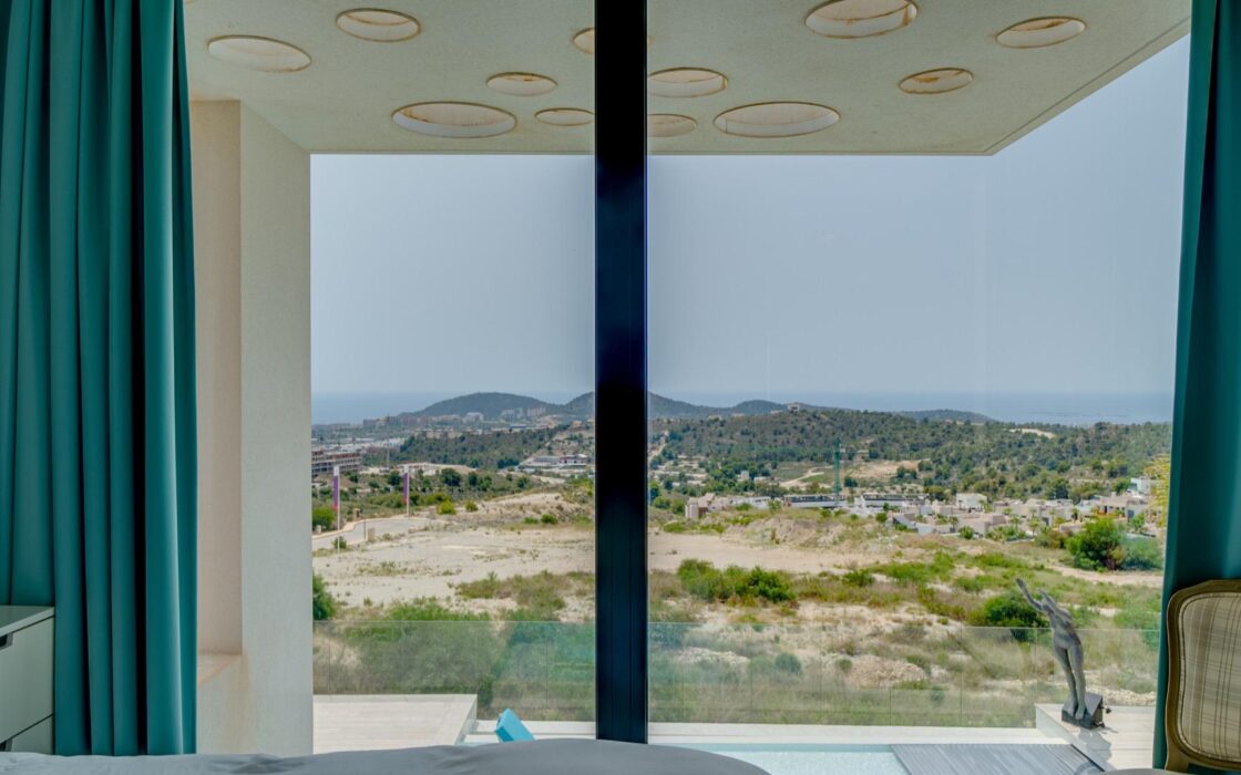 Вилла с 5 спальнями и террасой в Финестрате 242 кв.м