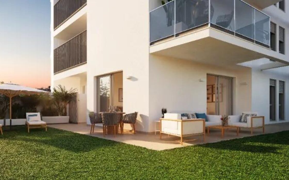 Квартири в Денні з терасами біля моря, 1-4 спальні