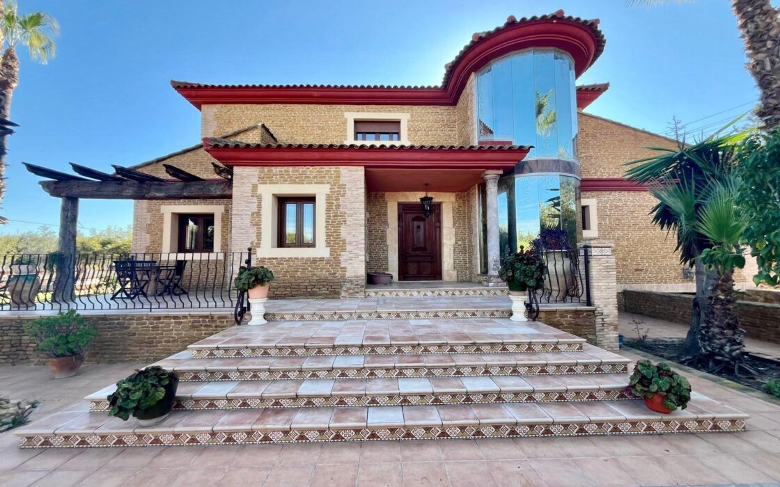 Просторный дом в Рохалес с бассейном и террасой 450 кв.м