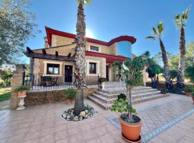 Просторный дом в Рохалес с бассейном и террасой 450 кв.м