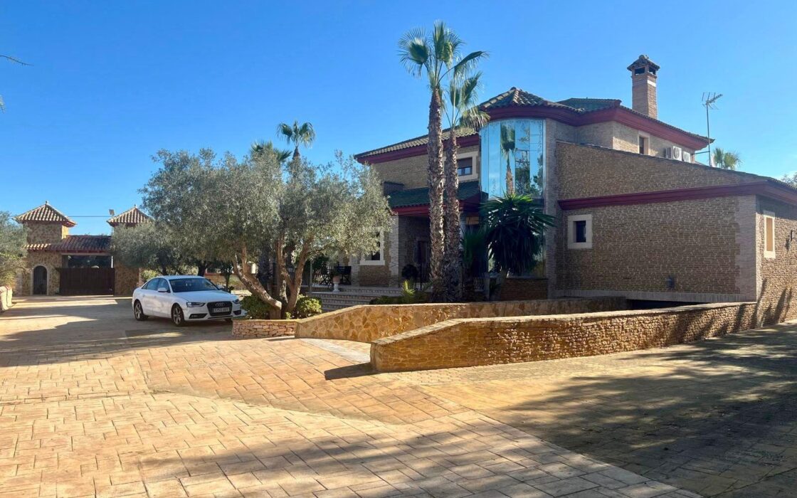 Просторный дом в Рохалес с бассейном и террасой 450 кв.м