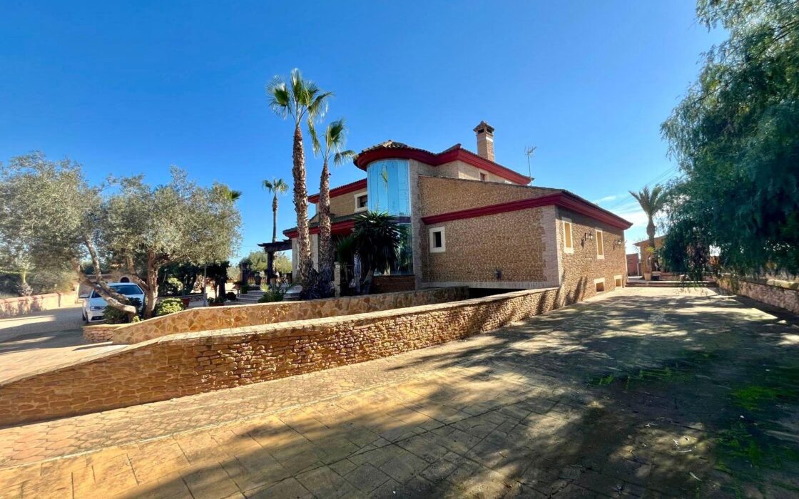 Просторный дом в Рохалес с бассейном и террасой 450 кв.м