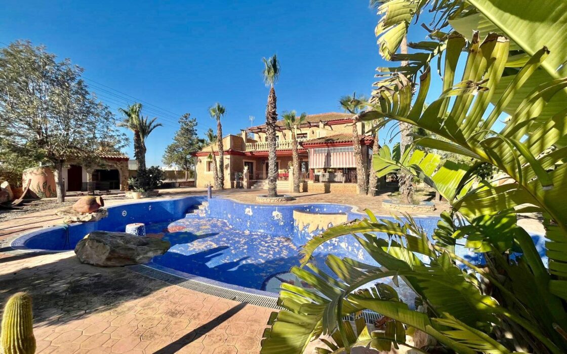Просторный дом в Рохалес с бассейном и террасой 450 кв.м