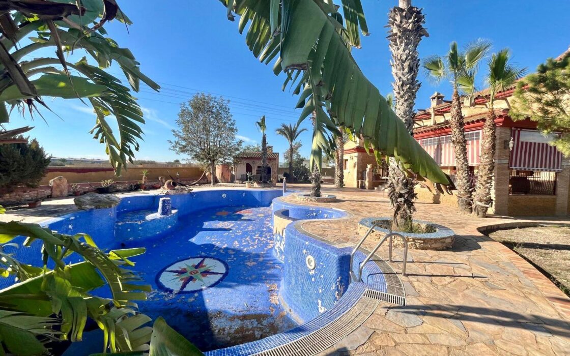 Просторный дом в Рохалес с бассейном и террасой 450 кв.м