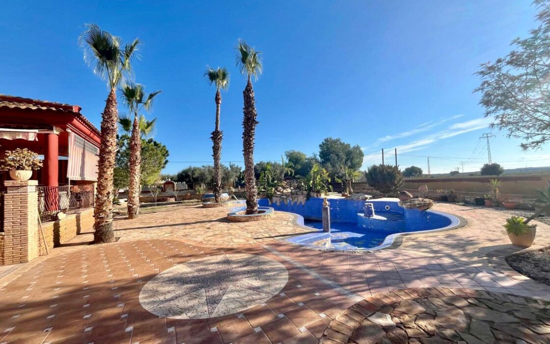 Просторный дом в Рохалес с бассейном и террасой 450 кв.м
