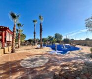 Просторный дом в Рохалес с бассейном и террасой 450 кв.м