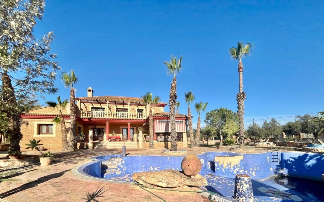Просторный дом в Рохалес с бассейном и террасой 450 кв.м