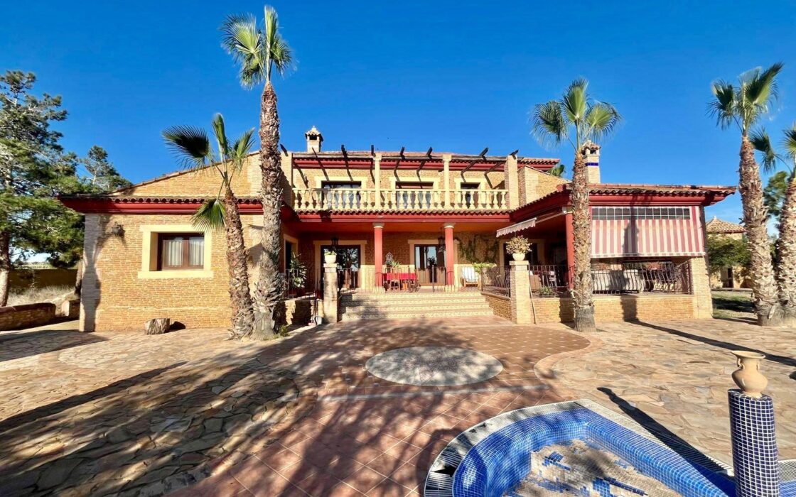Просторный дом в Рохалес с бассейном и террасой 450 кв.м