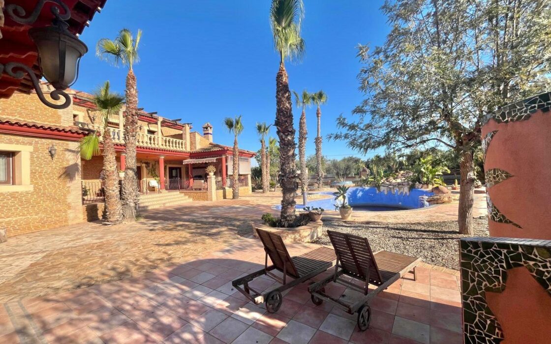 Просторный дом в Рохалес с бассейном и террасой 450 кв.м