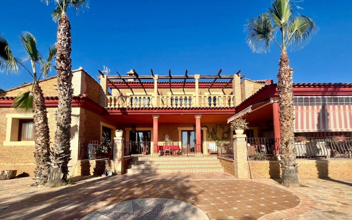 Просторный дом в Рохалес с бассейном и террасой 450 кв.м