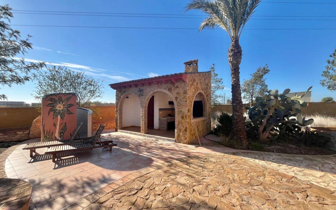 Просторный дом в Рохалес с бассейном и террасой 450 кв.м