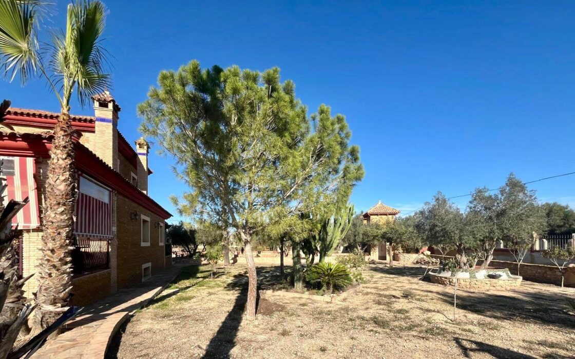 Просторный дом в Рохалес с бассейном и террасой 450 кв.м