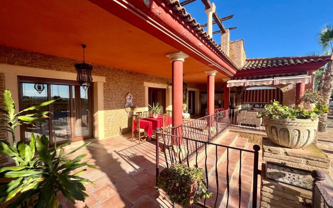 Просторный дом в Рохалес с бассейном и террасой 450 кв.м