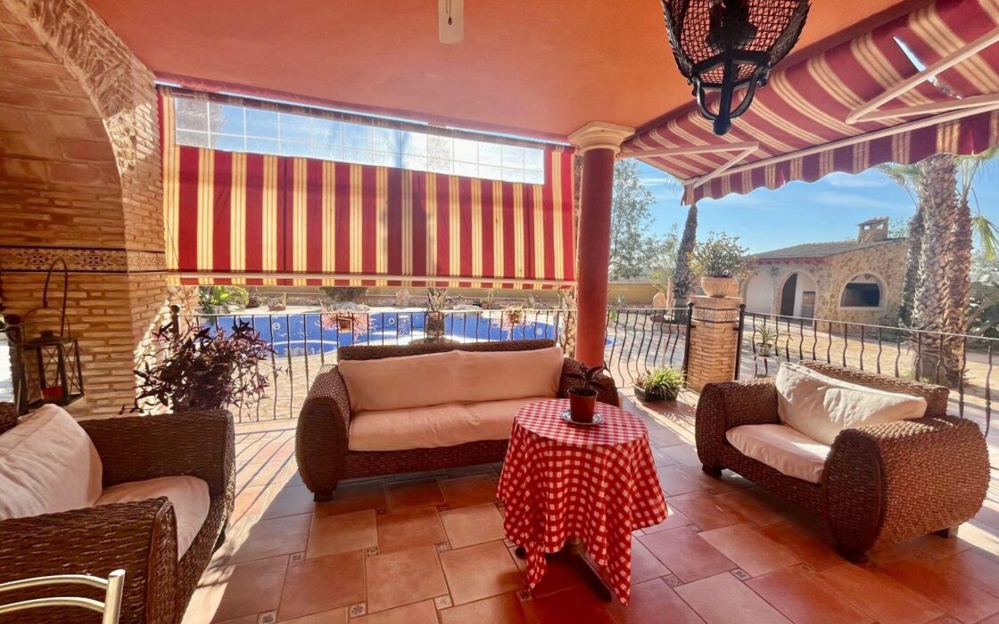 Просторный дом в Рохалес с бассейном и террасой 450 кв.м