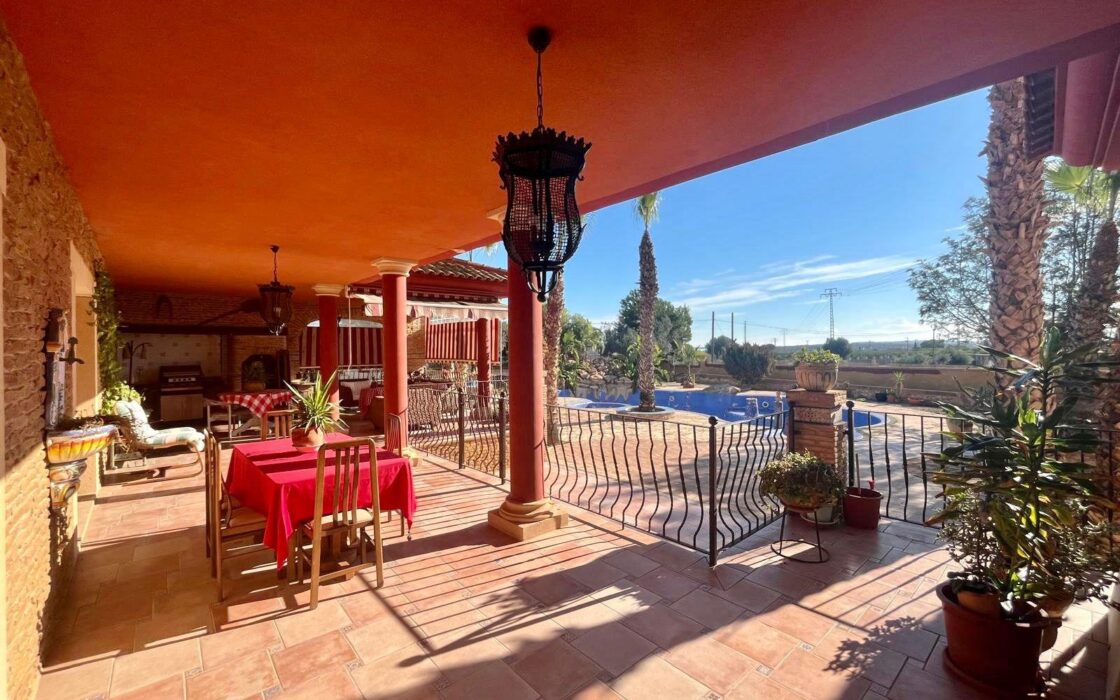 Просторный дом в Рохалес с бассейном и террасой 450 кв.м