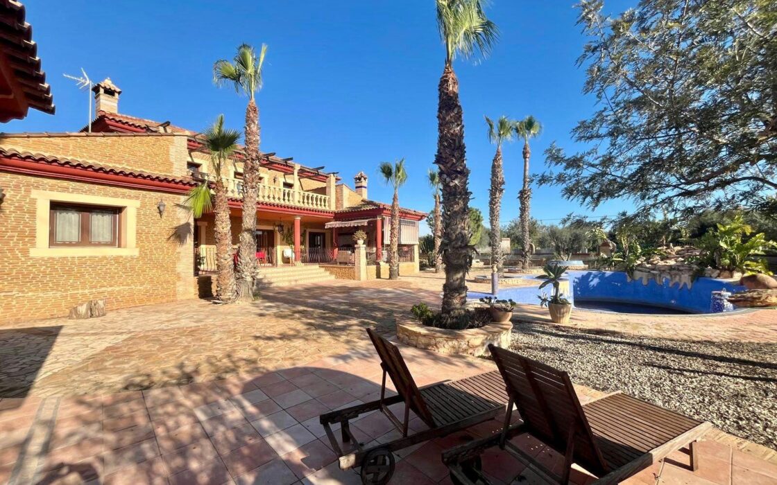 Просторный дом в Рохалес с бассейном и террасой 450 кв.м