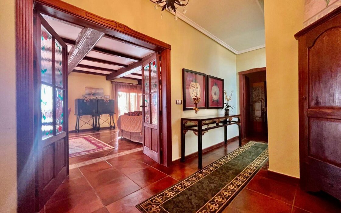 Просторный дом в Рохалес с бассейном и террасой 450 кв.м