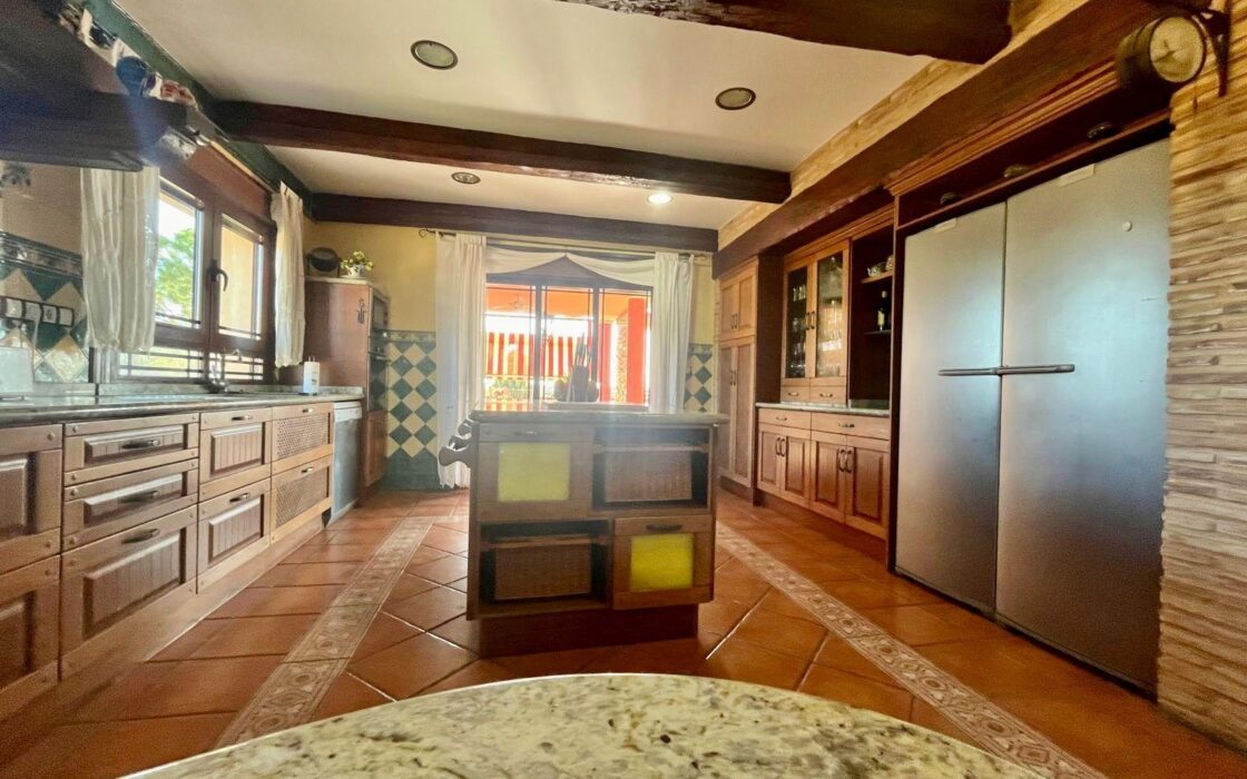 Просторный дом в Рохалес с бассейном и террасой 450 кв.м