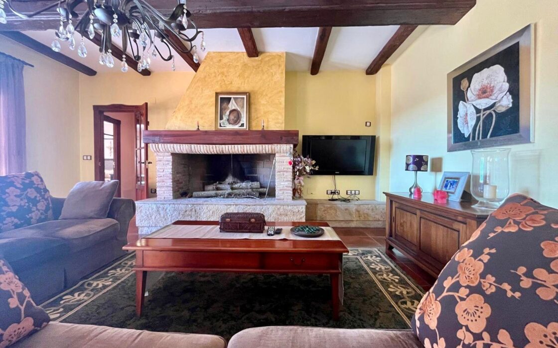 Просторный дом в Рохалес с бассейном и террасой 450 кв.м