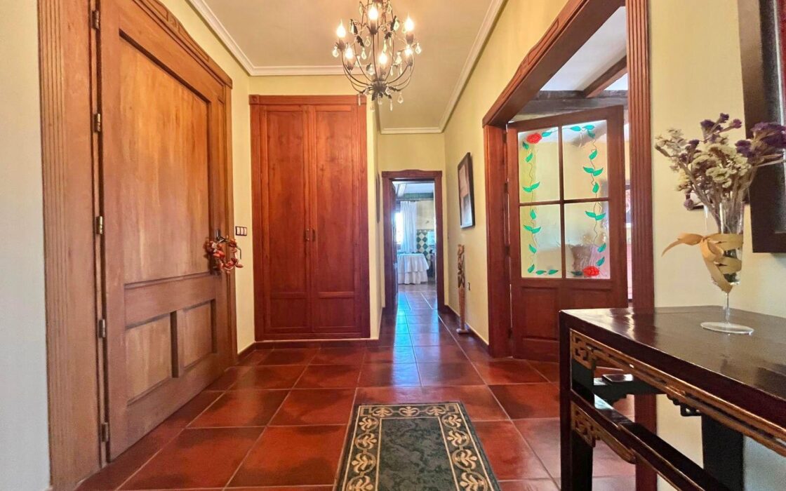 Просторный дом в Рохалес с бассейном и террасой 450 кв.м